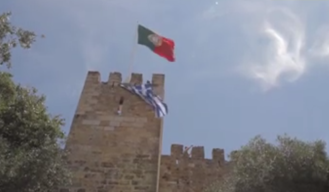 Bandeira da Grécia no castelo de São Jorge