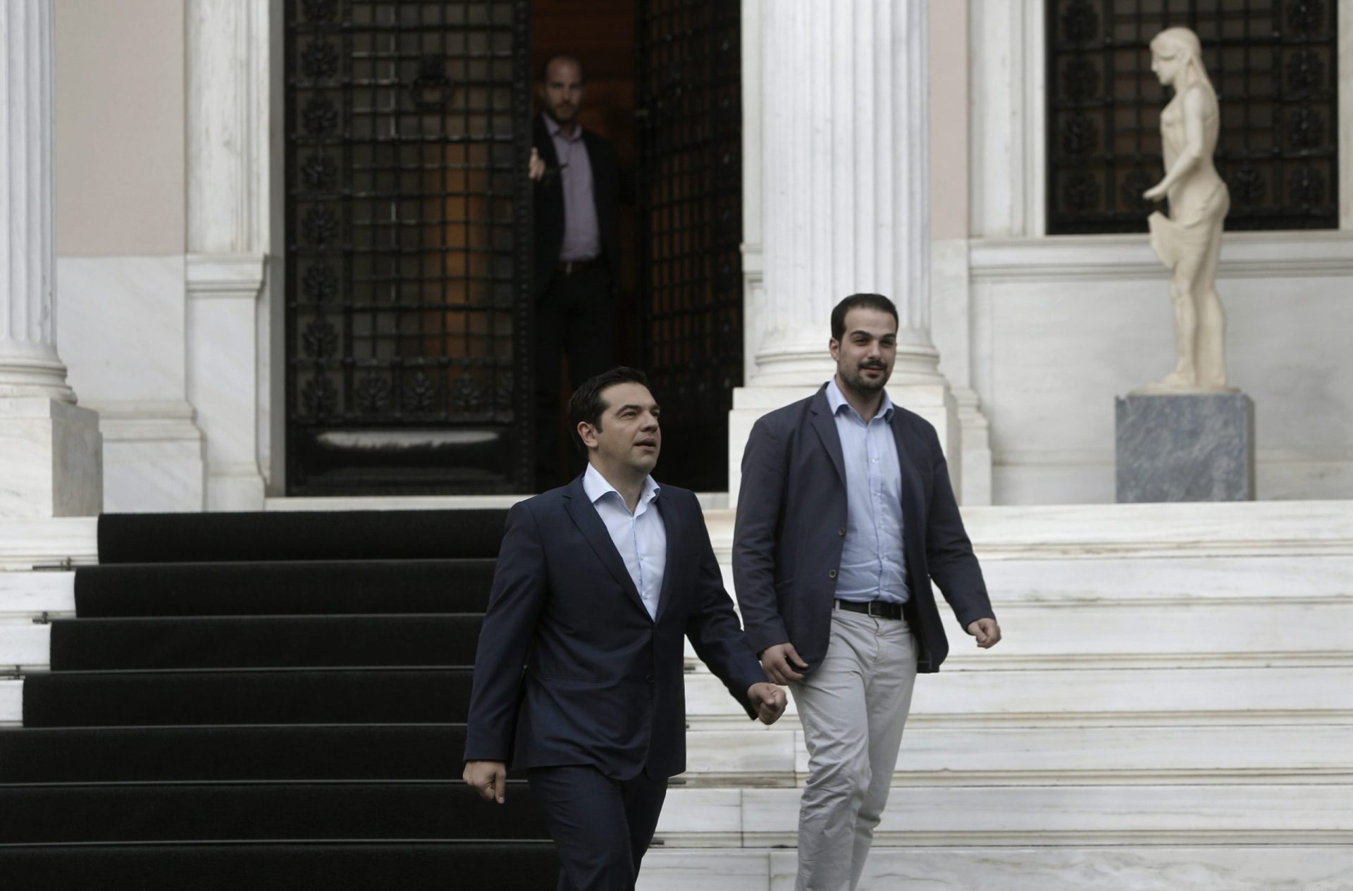 Tsipras diz ao BCE que quer levantar controlo de capitais