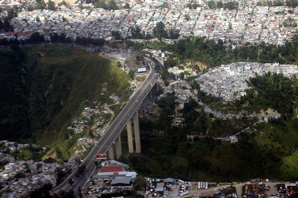 Menino de 12 anos atirado de ponte por se recusar a matar