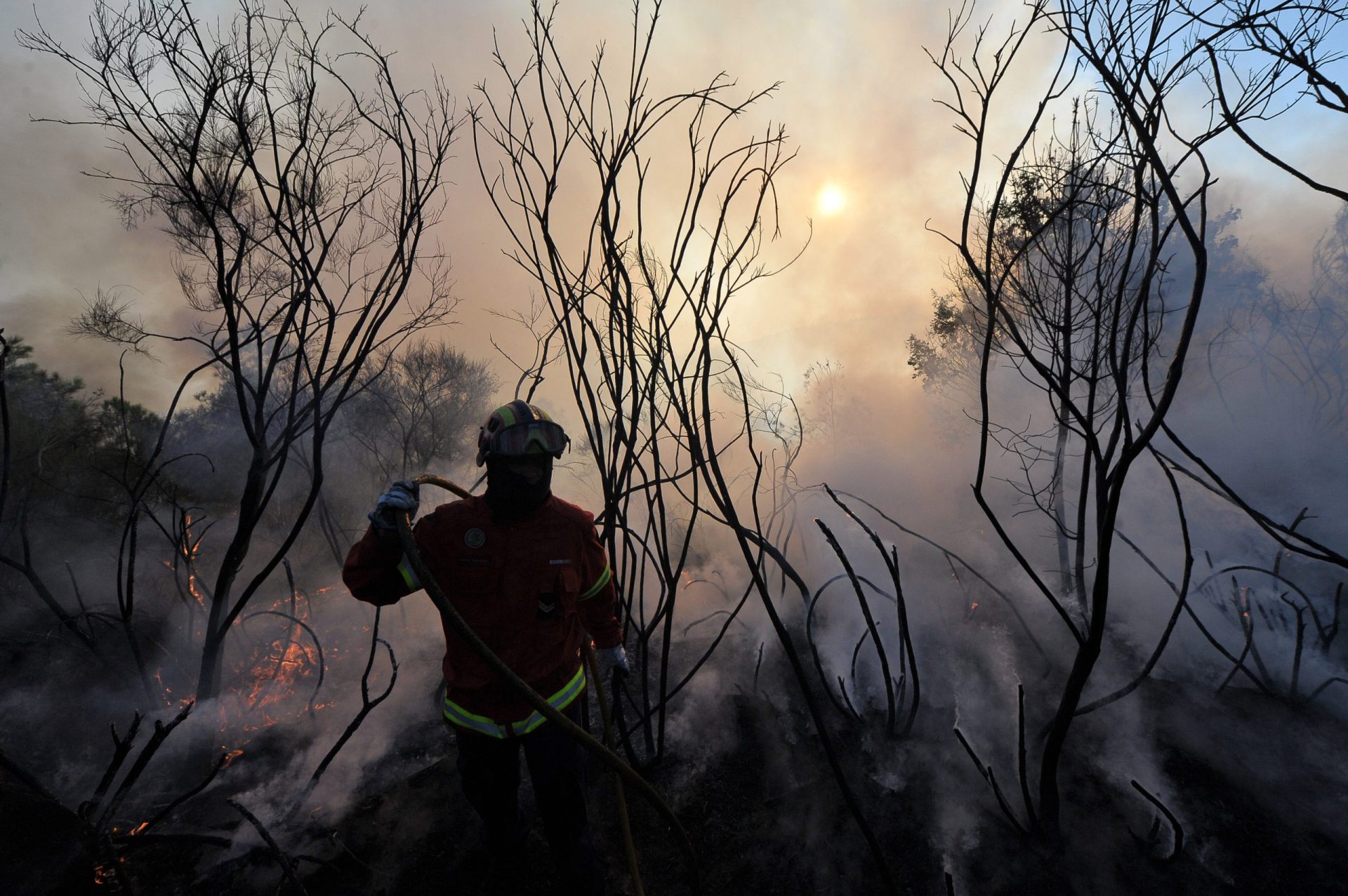 Ourém. Incêndio ameaça casas