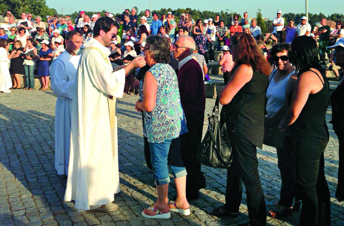 As novas missas de Canelas. O que tem o padre Roberto?