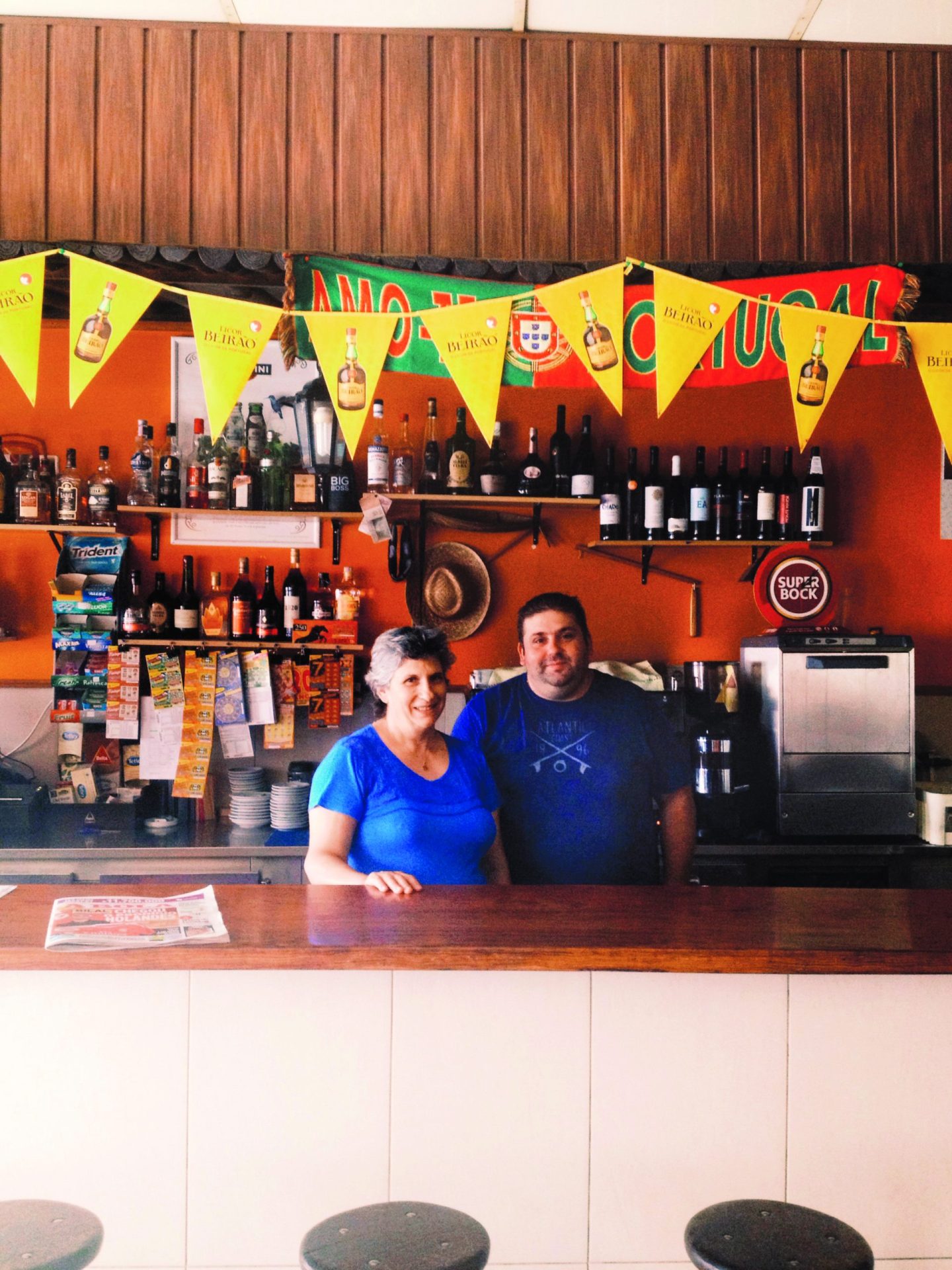 Café Central do Eixo. Trocou-se a tacinha de vinho pelo gin tónico