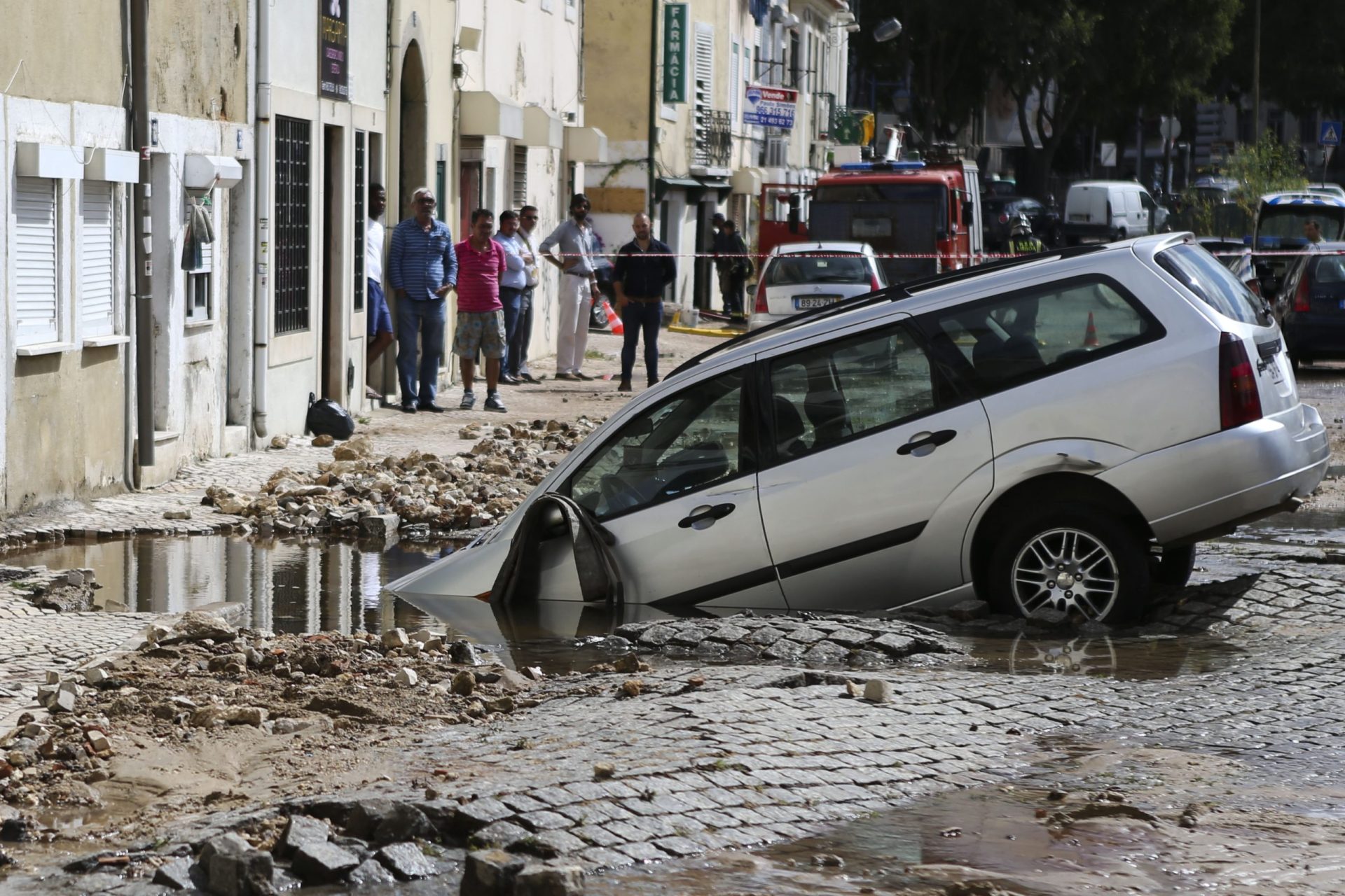 Lisboa. Trânsito cortado nas Fontainhas até arranjo de conduta