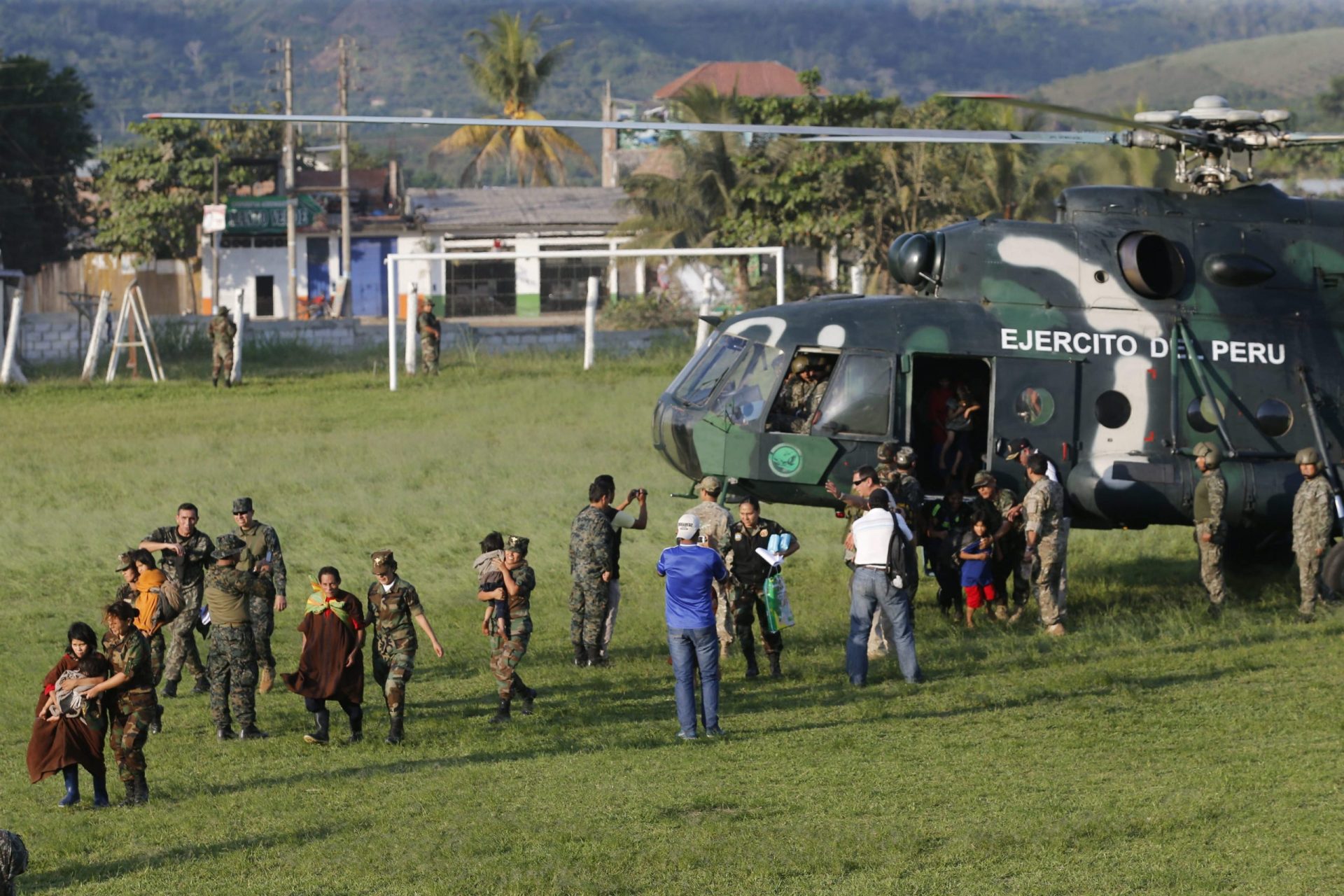 Peru. Forças de segurança resgatam sete crianças e oito adultos de cativeiro