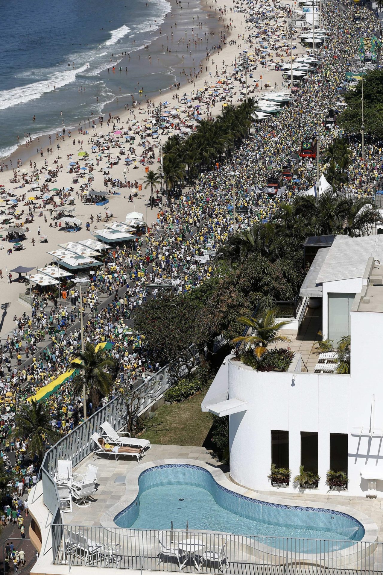 Crise. Brasileiros saem à rua em protesto contra governo
