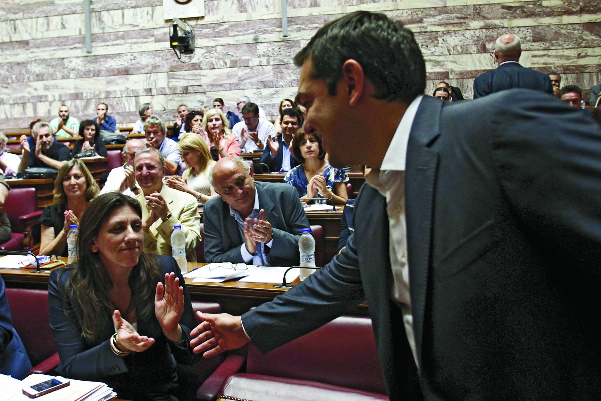 Grécia. Tsipras discute calendário eleitoral esta tarde