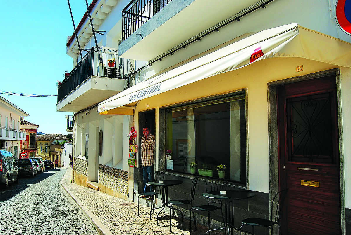 Café Central. Em Paderne, ali mesmo ao lado do Purgatório