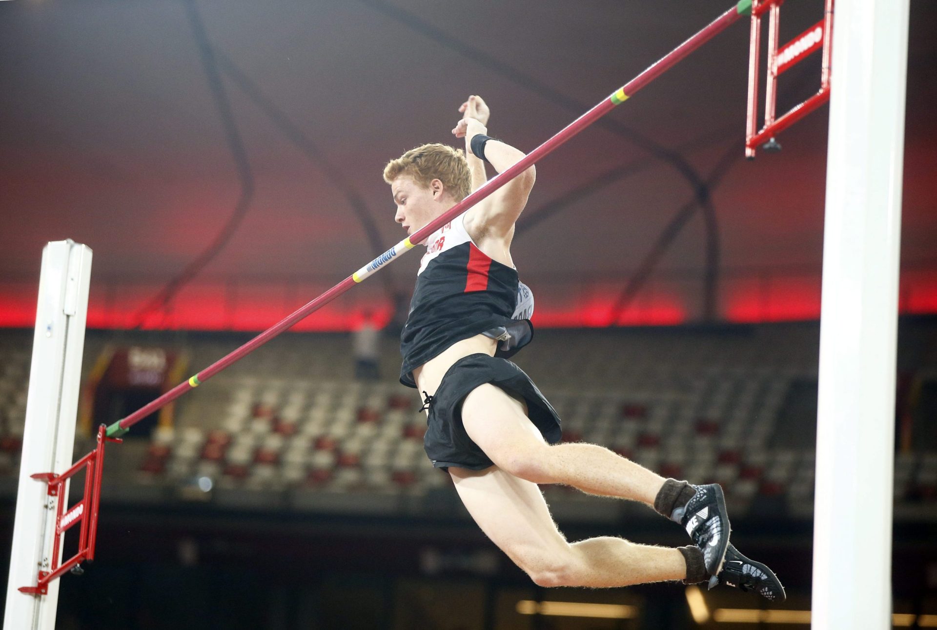 Shawnacy Barber é o campeão surpresa do salto com vara