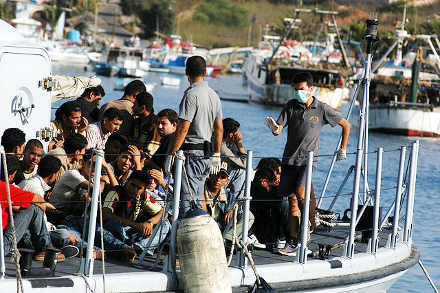 Itália resgata quase 800 imigrantes em perigo no Mediterrâneo