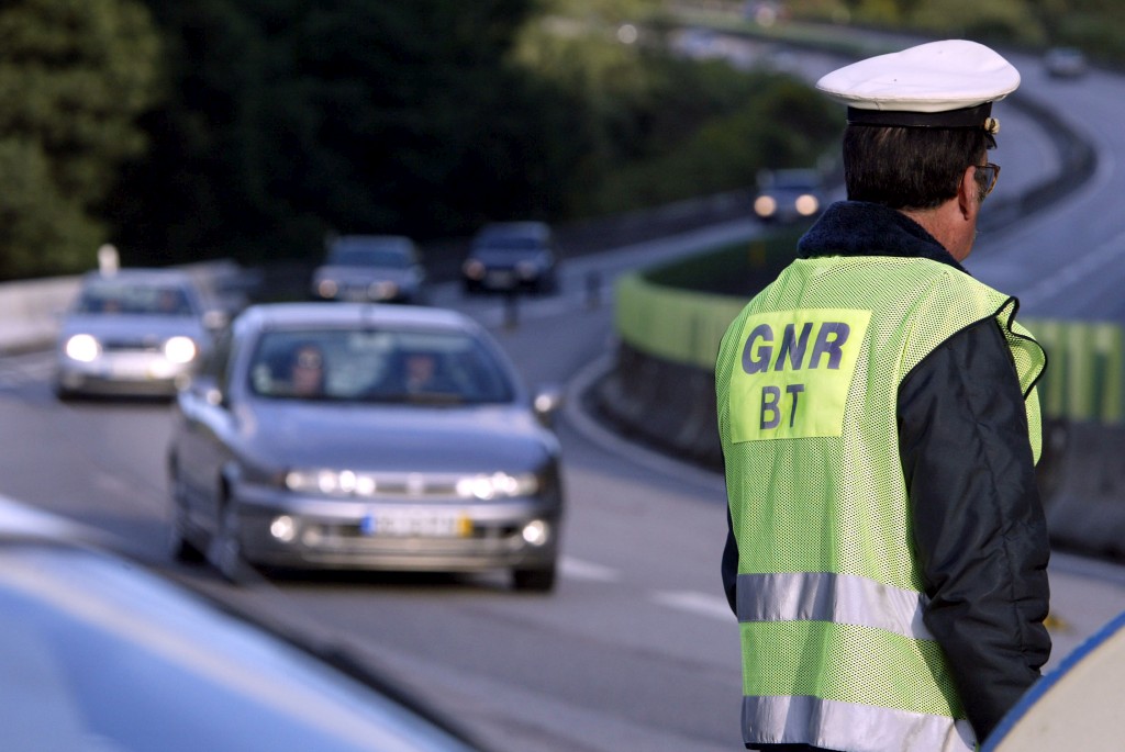 Viaturas da GNR abalroadas em perseguição que começou na Batalha e acabou em Loures