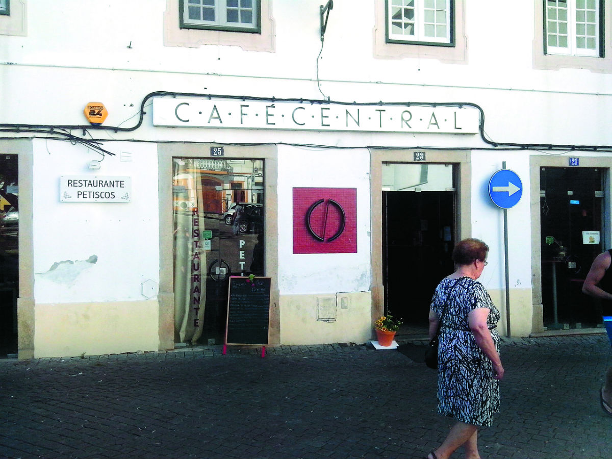 Portalegre. Um Café Central de poetas e, quem sabe, de contrabando