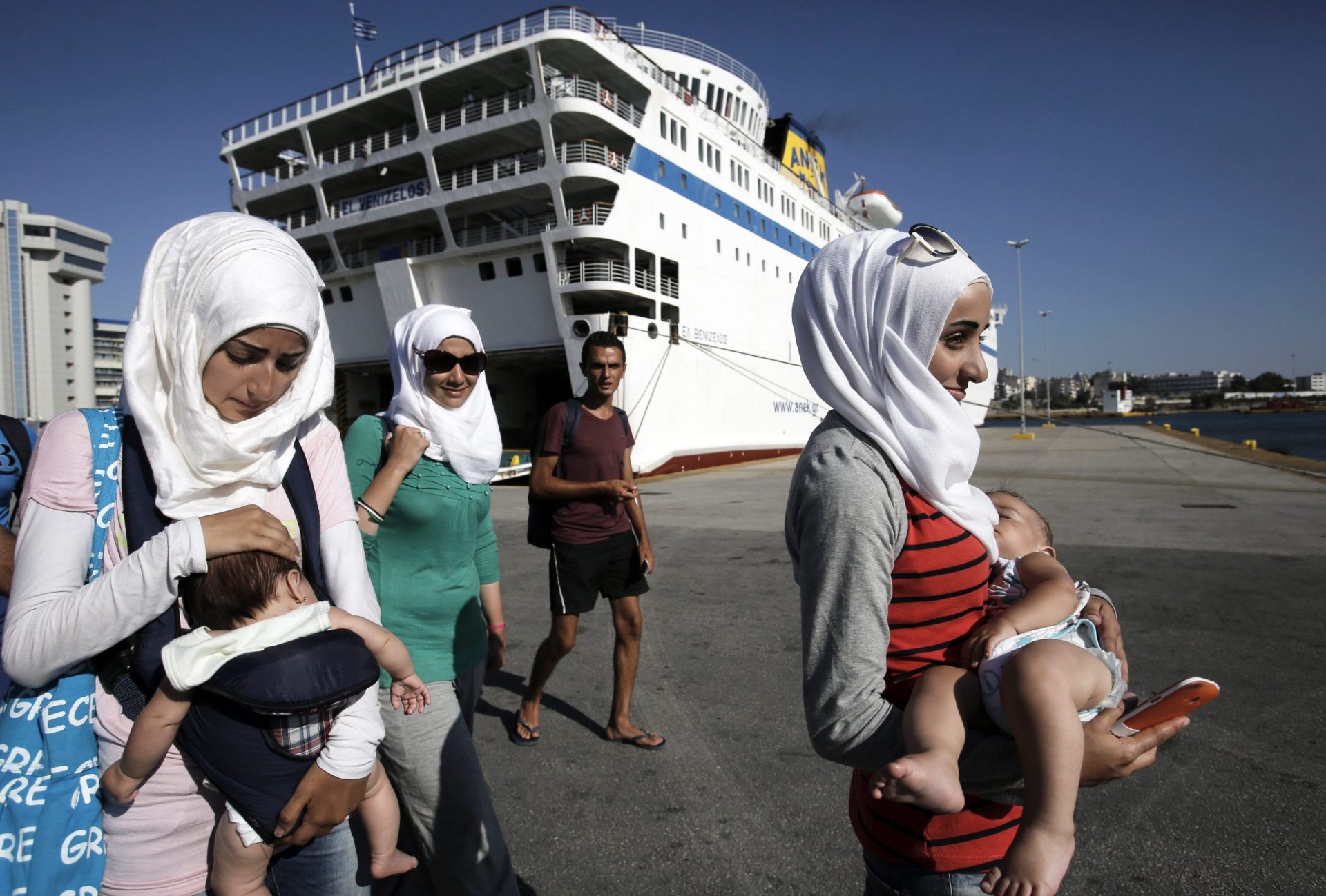 Refugiados. Merkel critica violência “imbecil” em centro de acolhimento