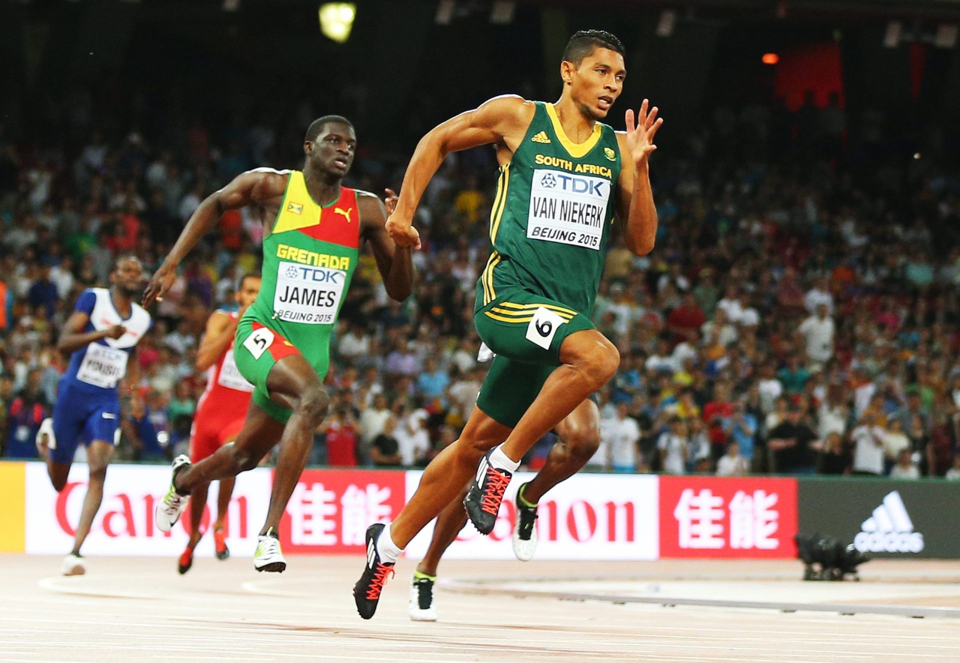 Van Niekerk campeão com quarta melhor marca de sempre nos 400 metros