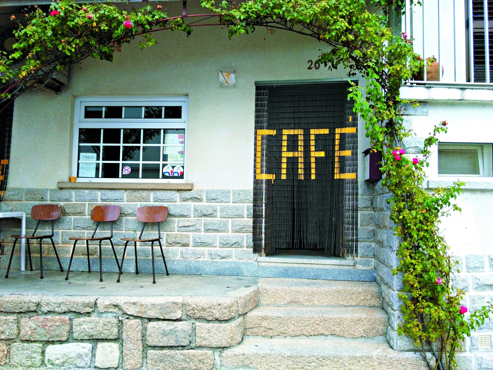 Pousafoles do Bispo. Resta o café na terra onde dantes todos descansavam