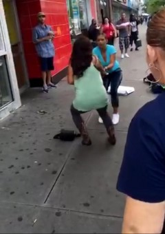 Luta por um guarda-chuva acaba em tragédia no meio da rua