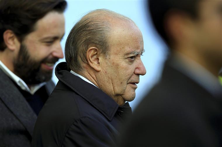 Pinto da Costa continua internado