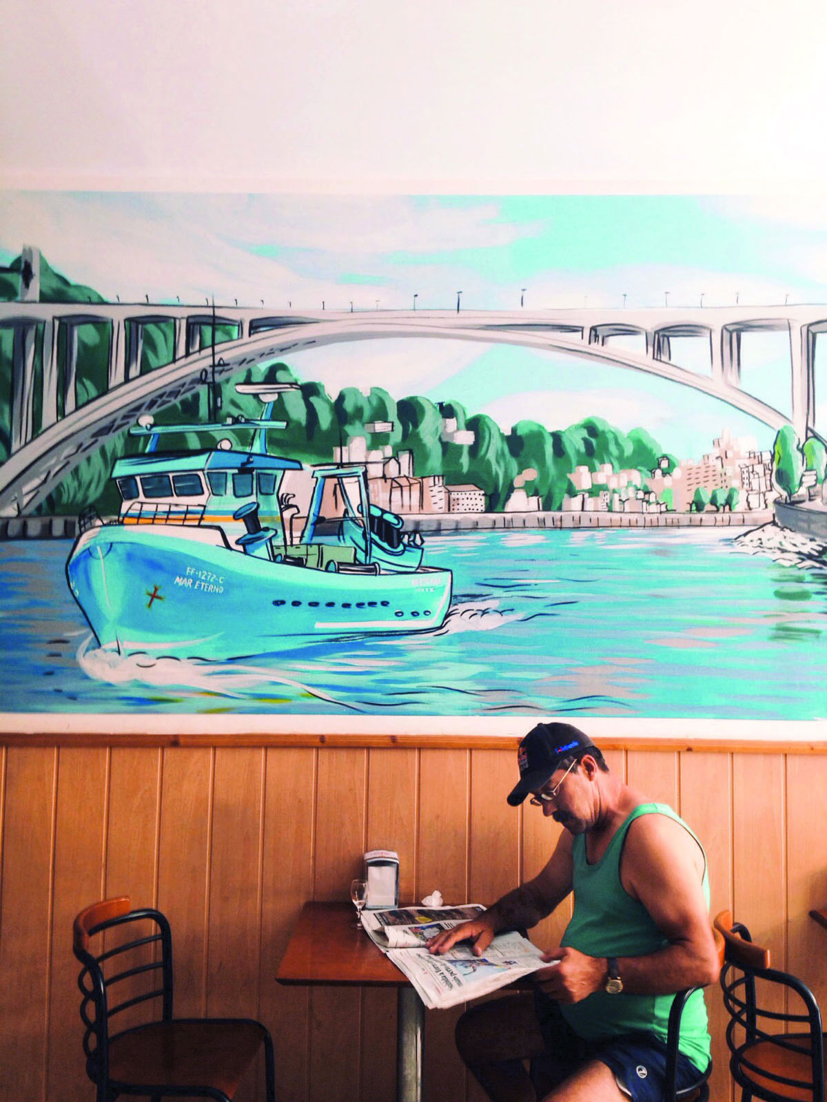 Café Central  da Afurada. Pescadores em terra mesmo sem tempestade no mar