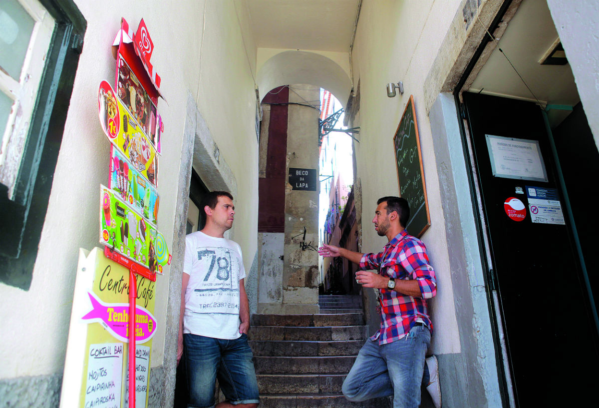 Alfama. Até no caminho da antiga muralha de Lisboa há hoje um café central