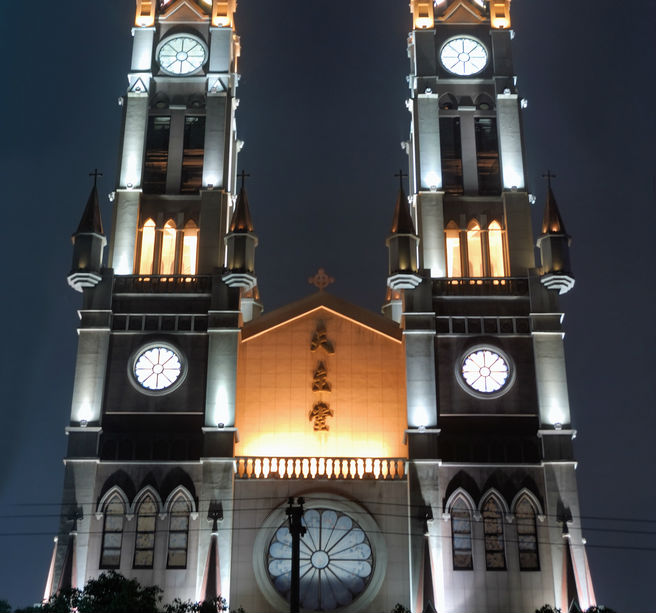 China. Grupo de cristãos está no telhado de uma igreja há um mês