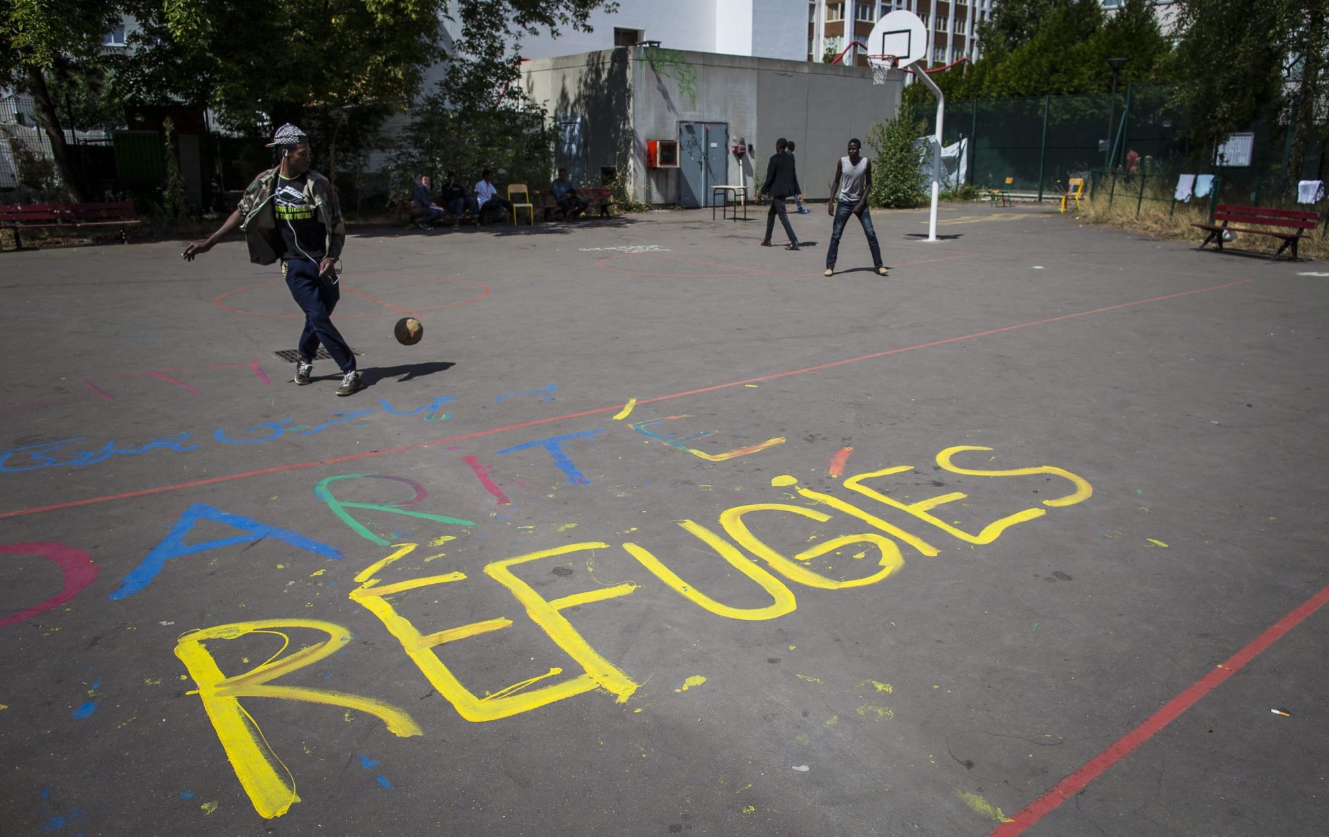 Este liceu abandonado em Paris é casa para mais de 200 imigrantes