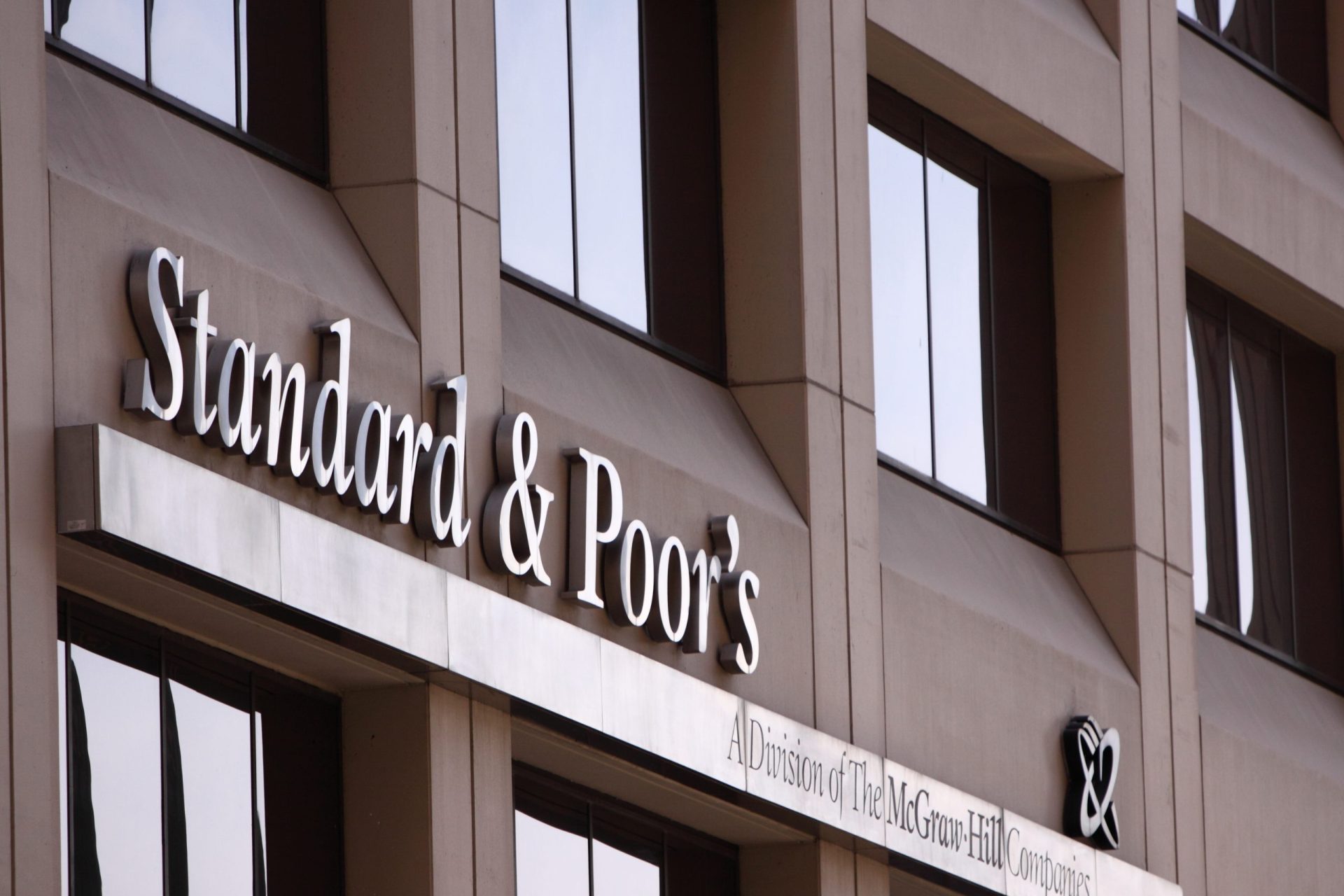 Standard & Poor’s. Rating da dívida soberana do Brasil reduzida para o nível de “lixo”