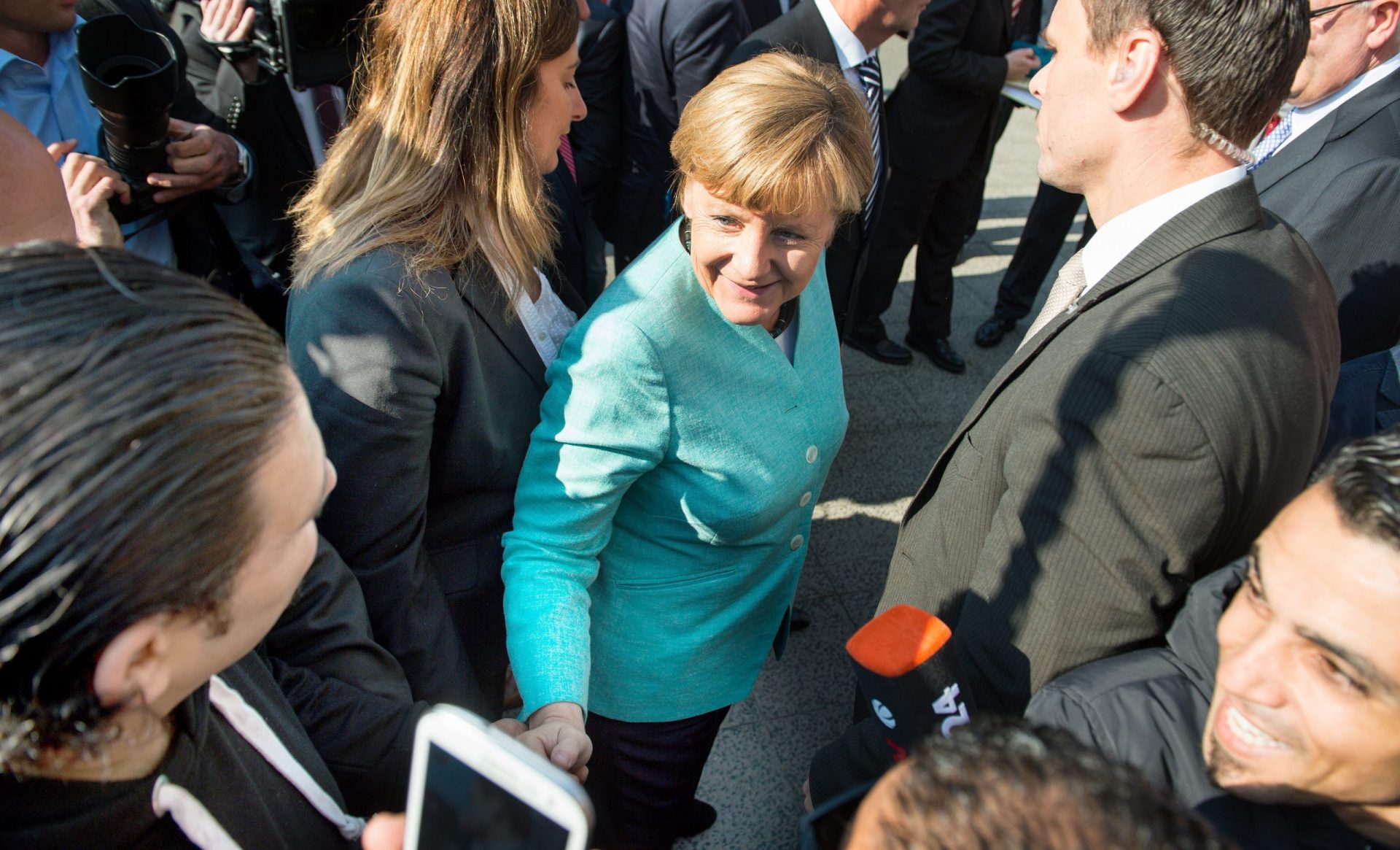 Merkel tira várias selfies com refugiados (fotos)