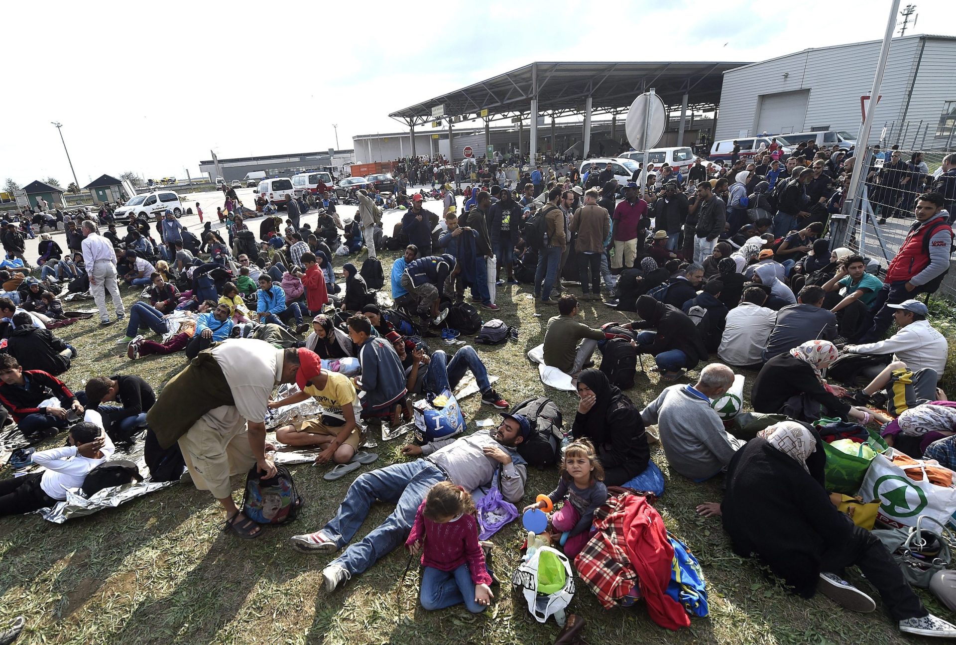 Refugiados. Áustria suspende ligações ferroviárias com Hungria