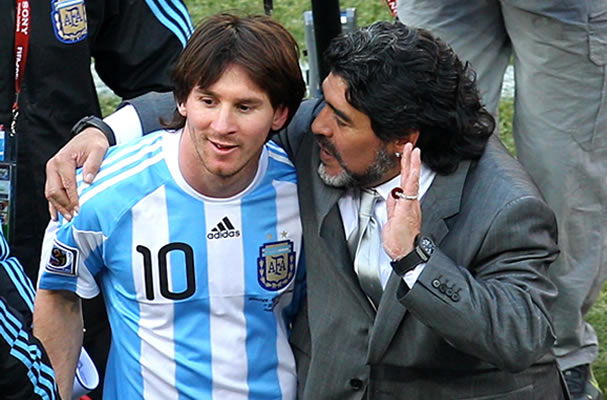 Maradona ensina Messi a marcar livres