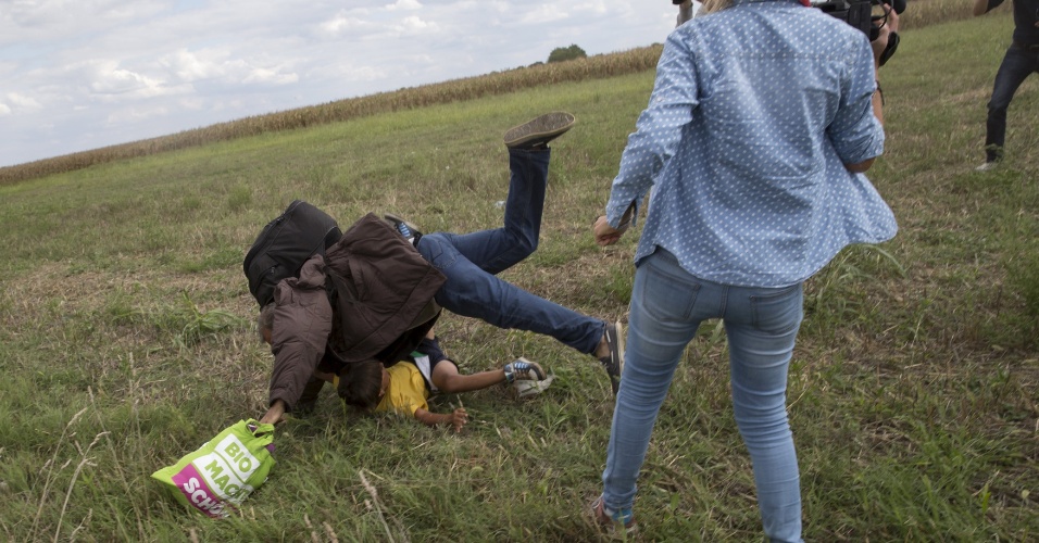 Jornalista húngara que pontapeou refugiados diz que teve ataque de pânico