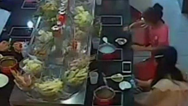 Cliente deita sopa a ferver em cima de funcionária grávida (vídeo)