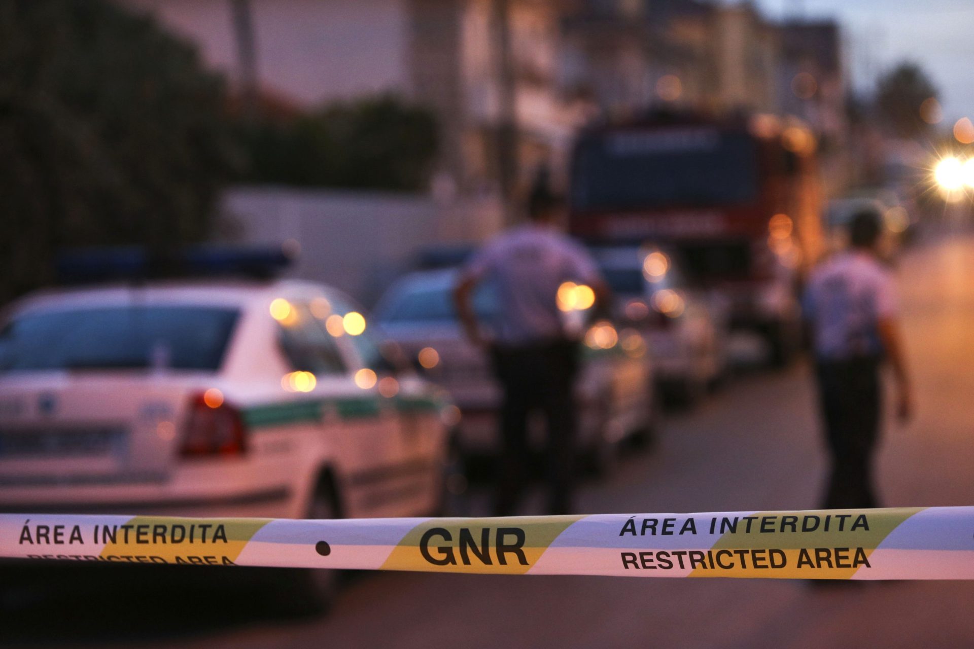 Funerais de vítimas de triplo homicídio na Quinta do Conde realizam-se esta tarde