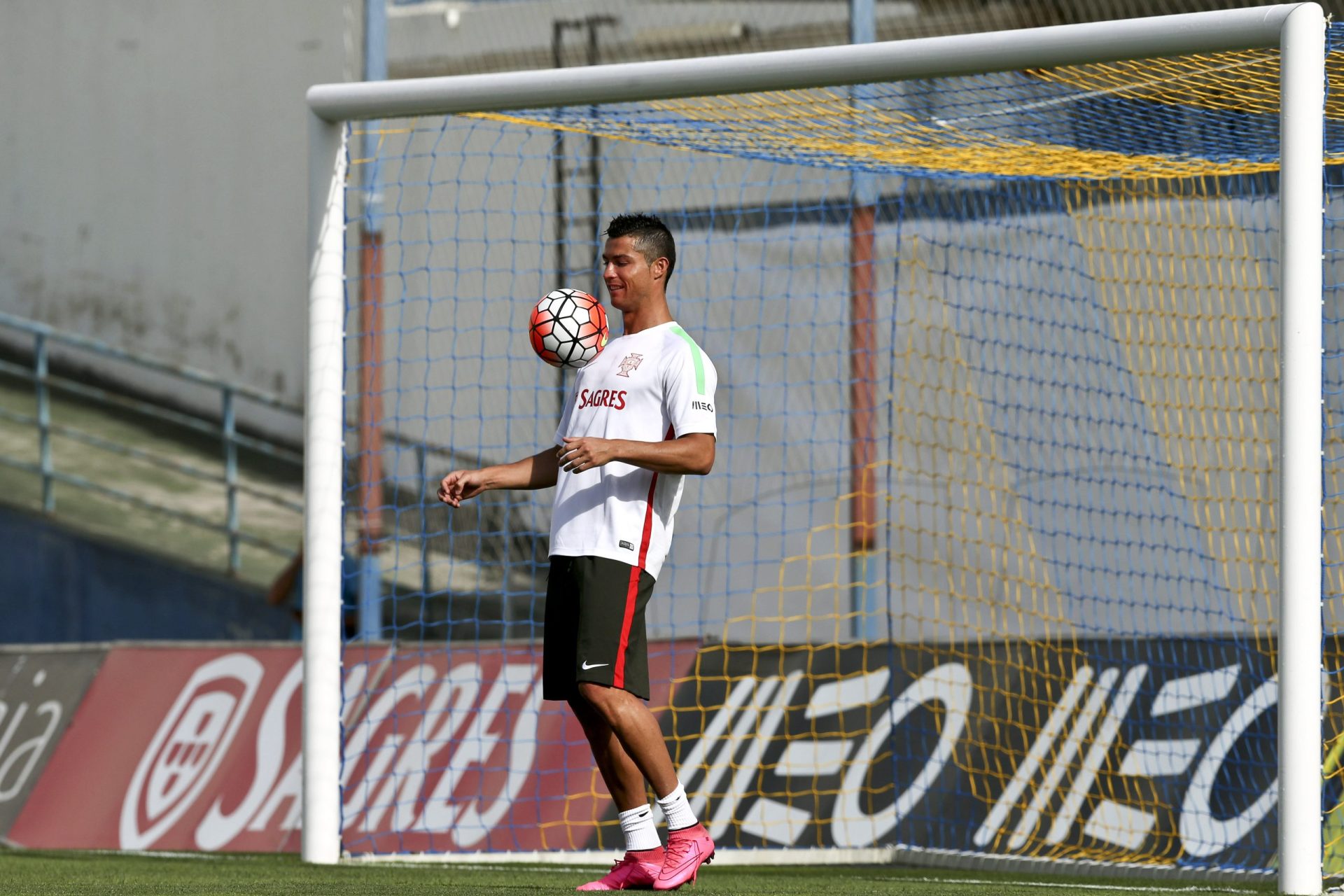 Cristiano Ronaldo reencontra jovem sobrevivente do tsunami