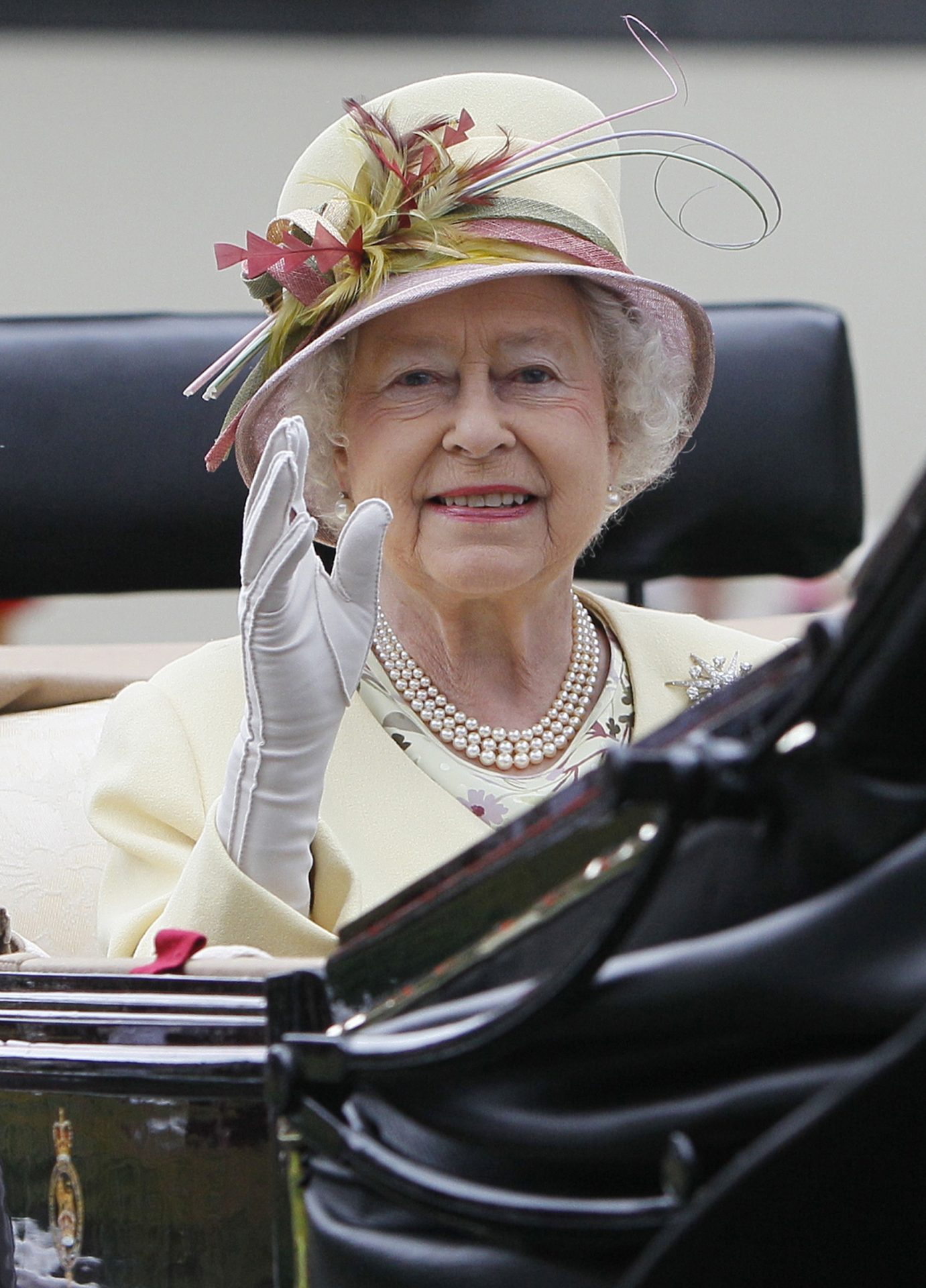 Rainha Isabel II responde a carta de menina de seis anos