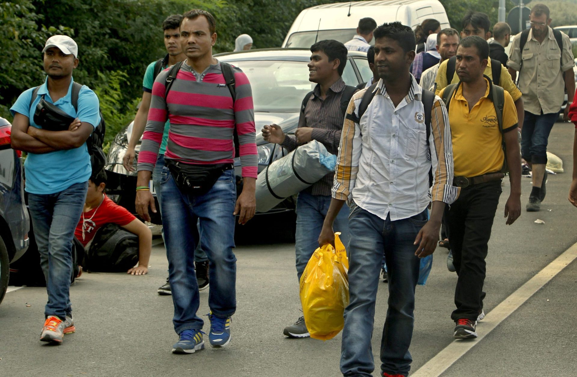 Refugiados dirigem-se para a Croácia para evitar bloqueio da Hungria