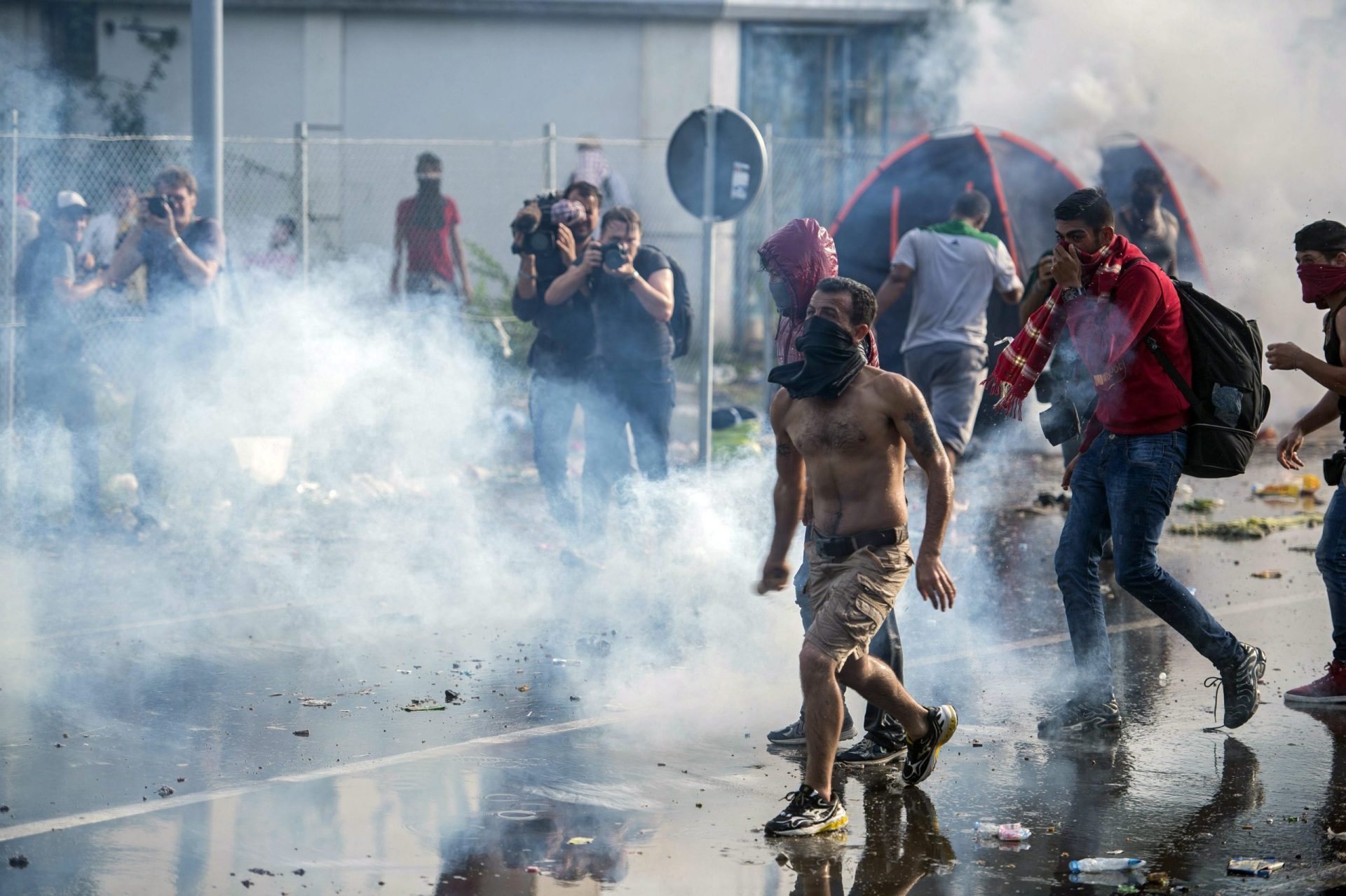 Polícia húngara lança gás lacrimogéneo contra migrantes na fronteira