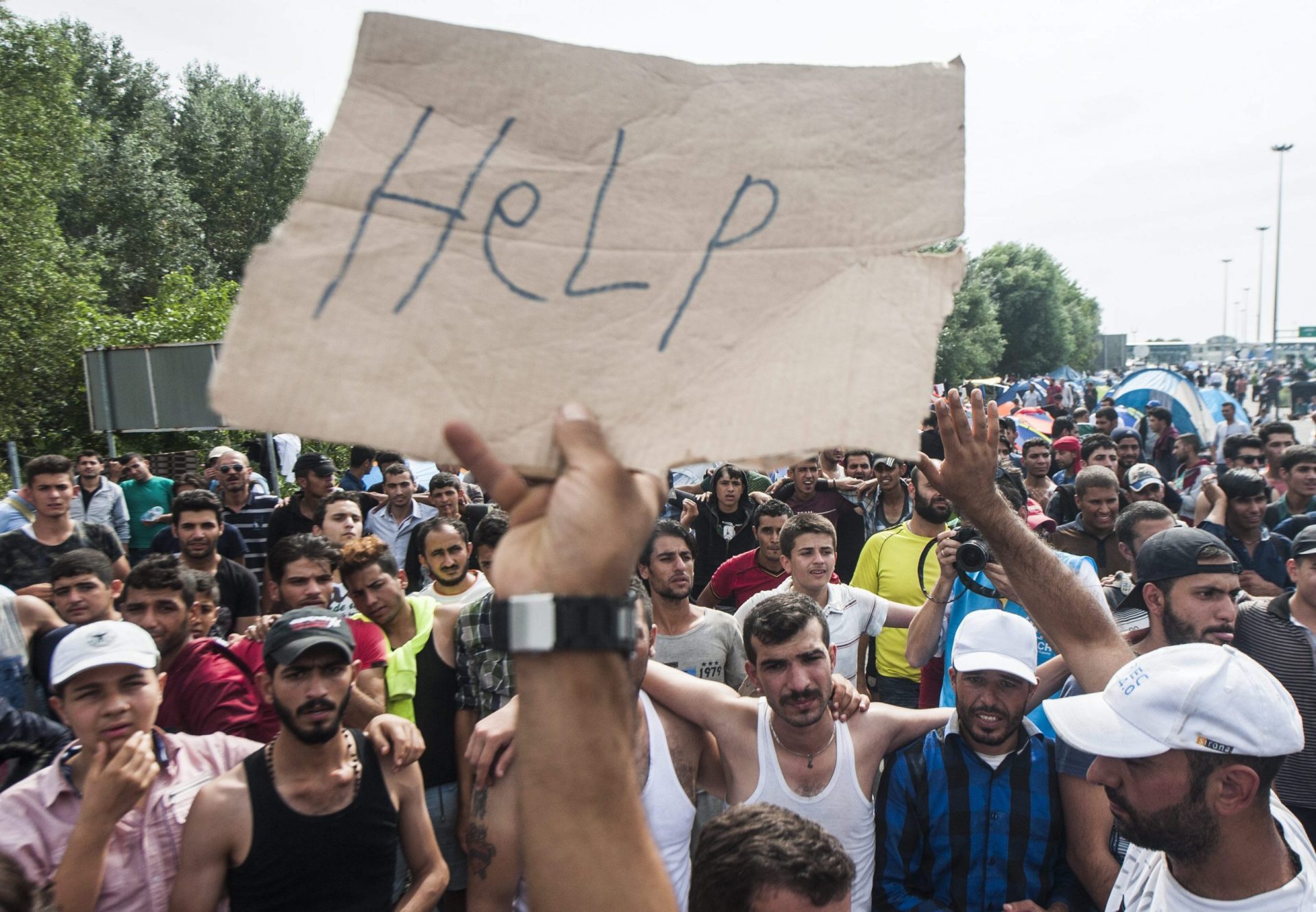 França admite restabelecer temporariamente controlo de fronteiras