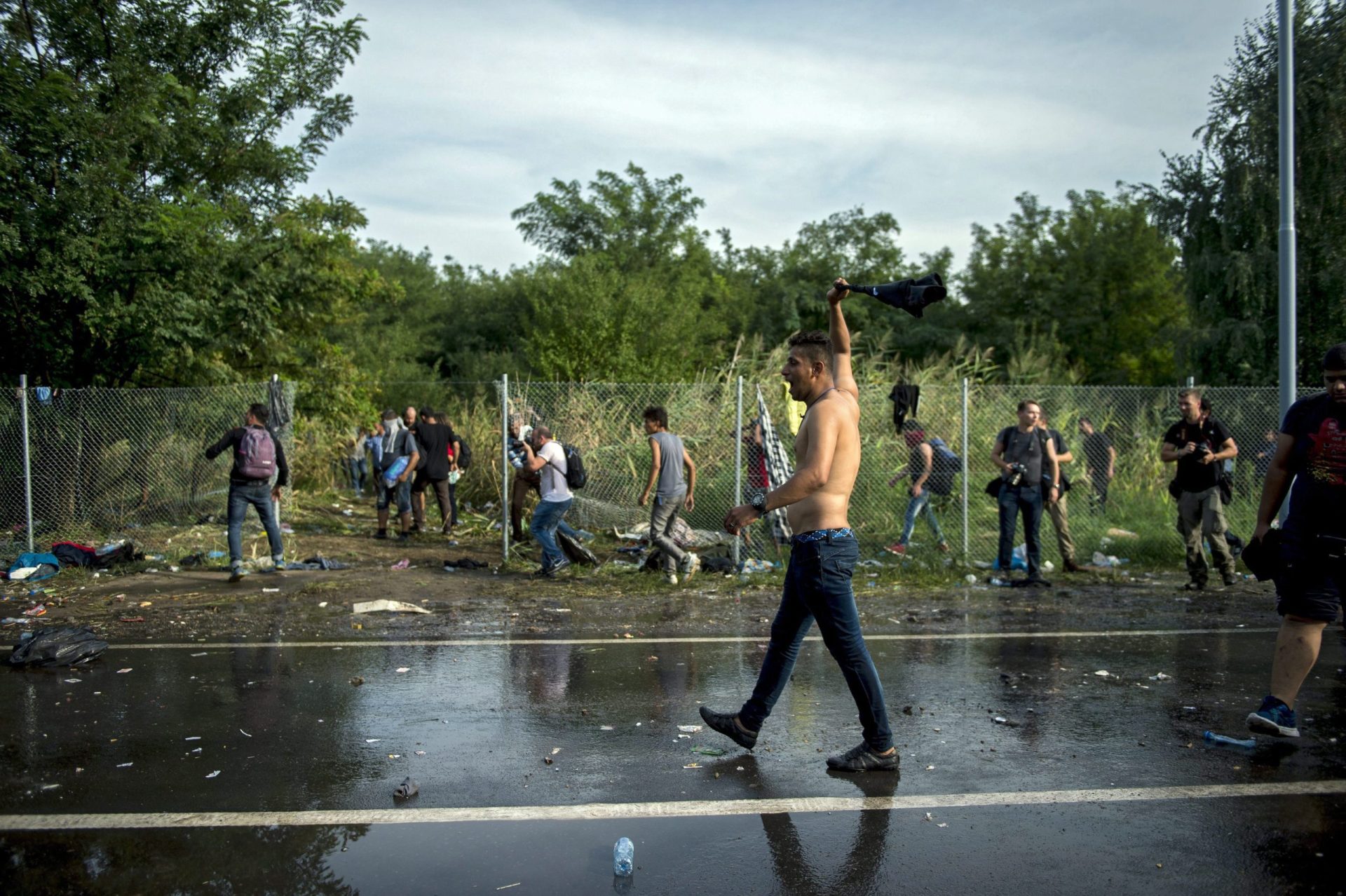 Dezenas de refugiados conseguem entrar na Hungria após incidentes