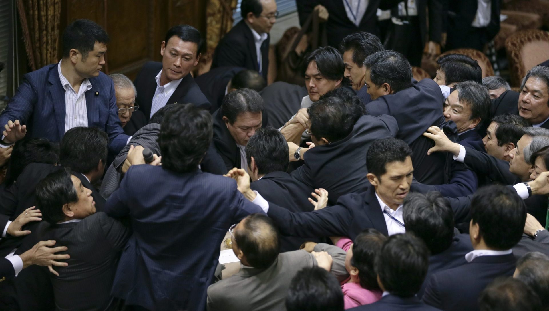 Lei motiva socos e pontapés entre deputados japoneses