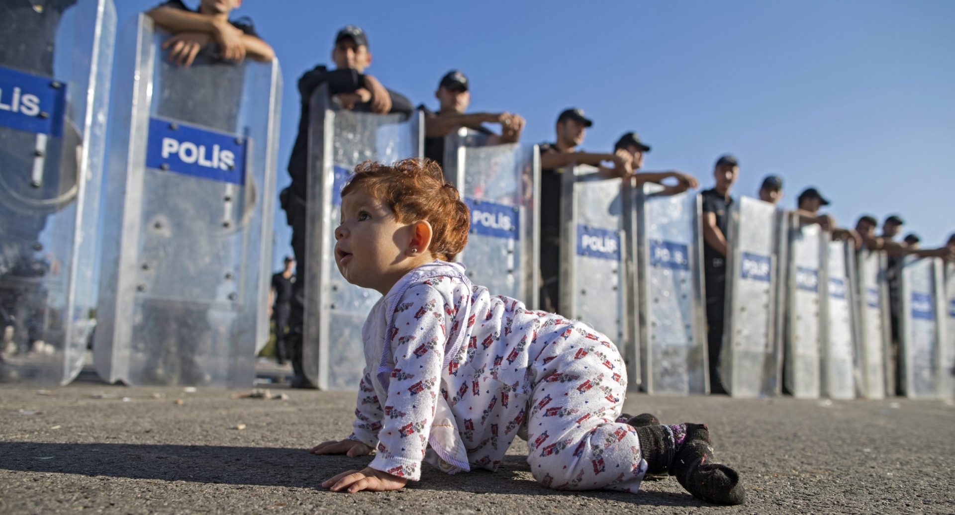 Polícia eslovena dispersa centenas refugiados que queriam entrar país