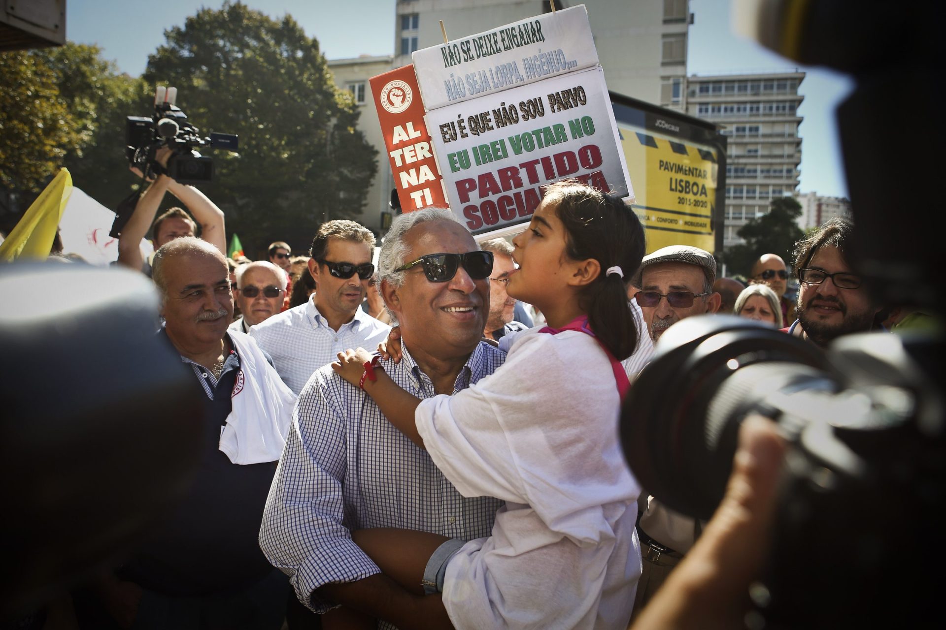 Costa apela às “senhoras de cor-de-rosa” e pede mais votos e mais mandatos