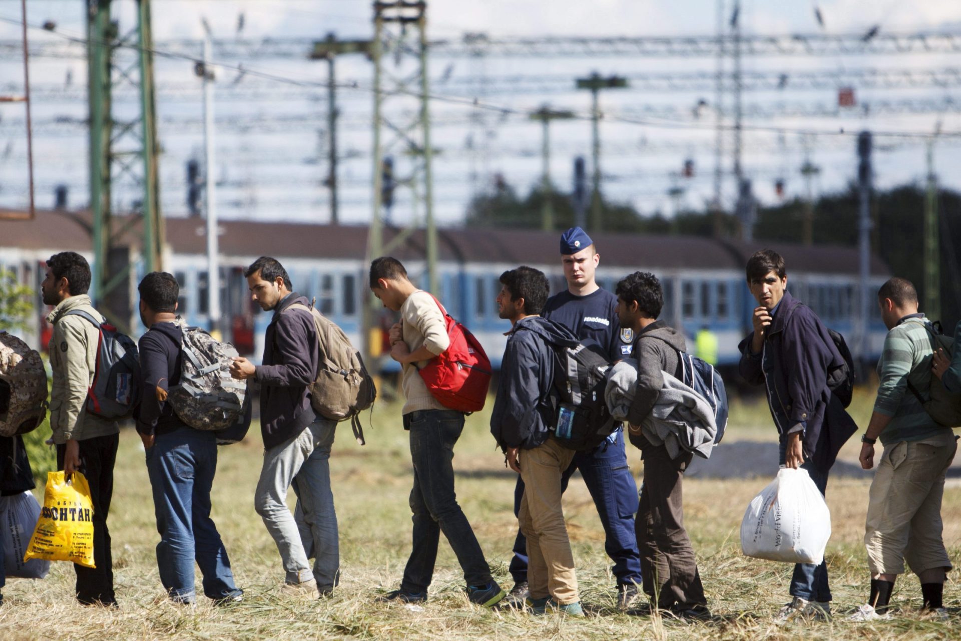 Hungria autoriza exército a disparar contra migrantes se necessário