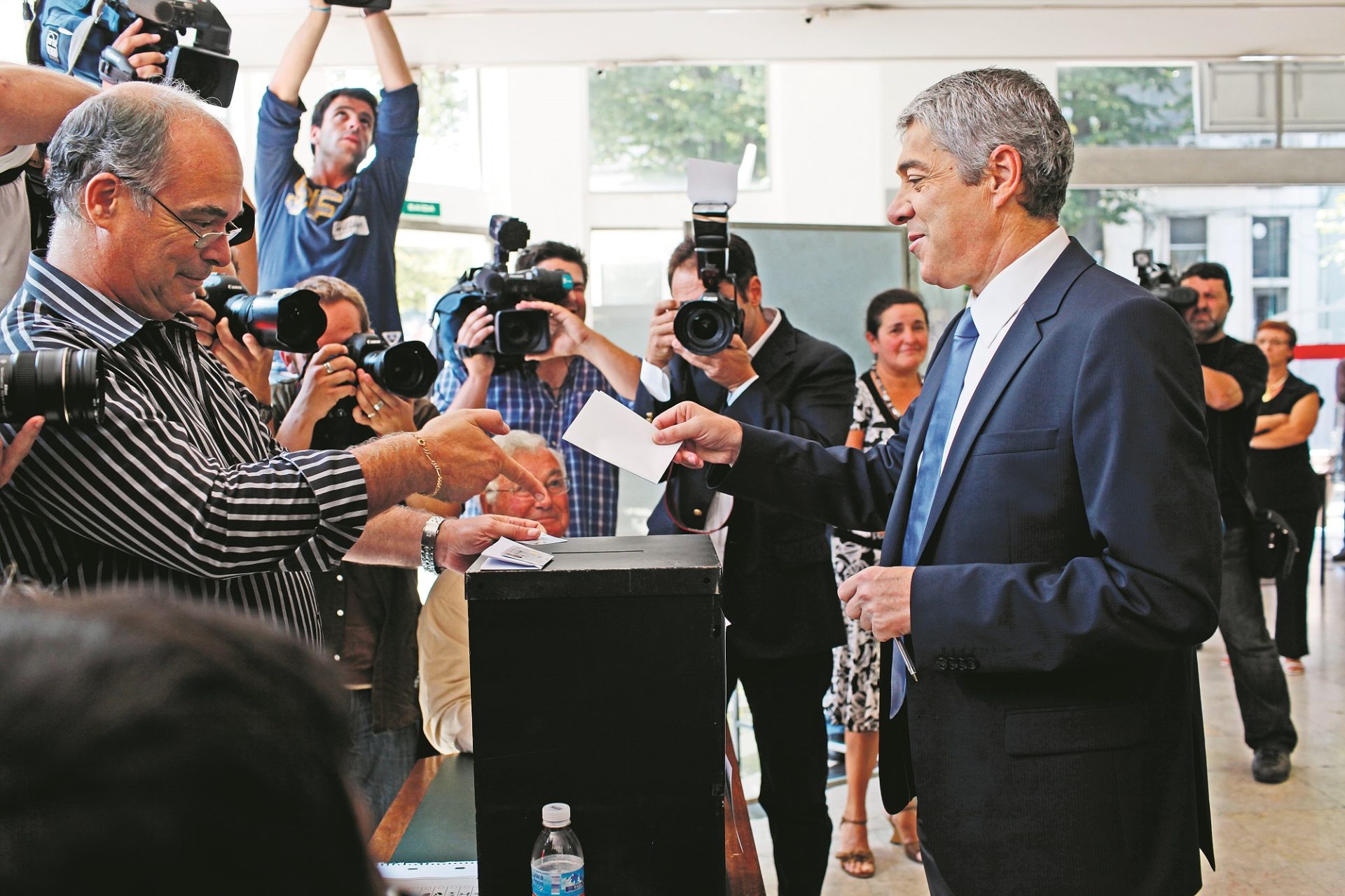 Sócrates vota no Marquês com escolta policial e insiste no “prejuízo para o PS”