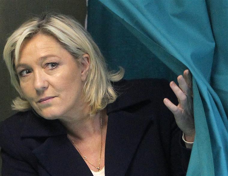 Le Pen vai ser julgada pelo que disse sobre os muçulmanos que rezam nas ruas