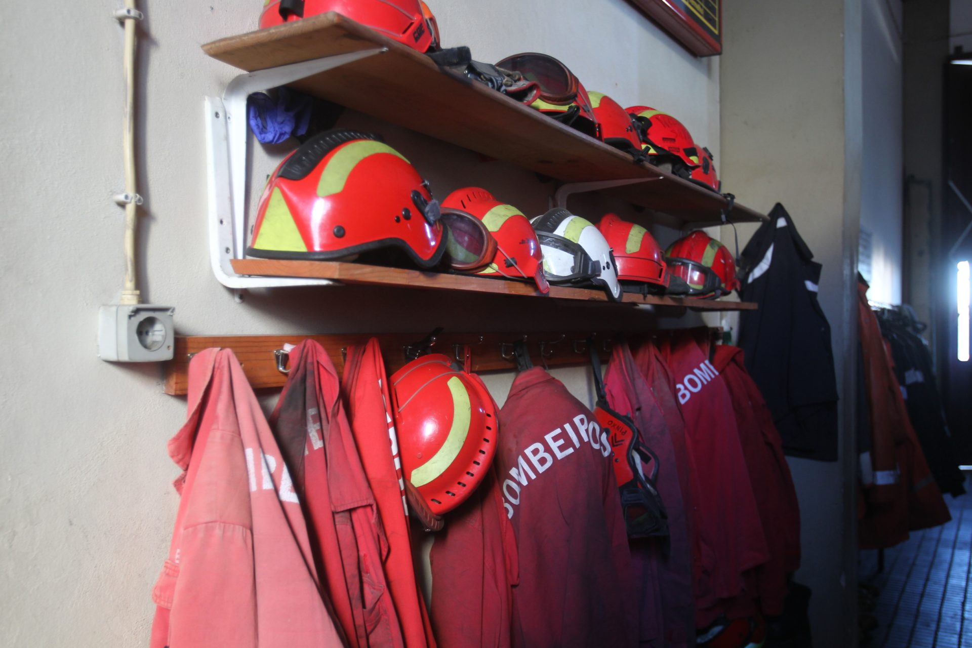 Corporação de bombeiros construiu parque infantil no quartel