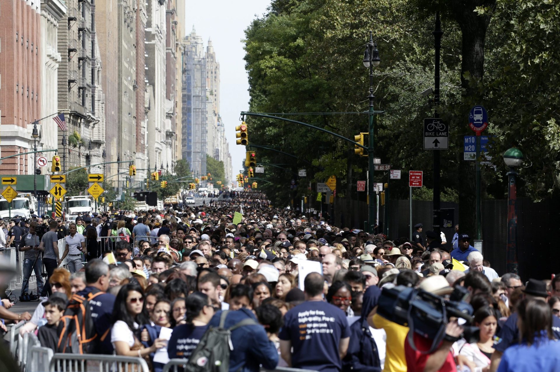 Dezenas de milhares fazem fila para ver o Papa no Central Park