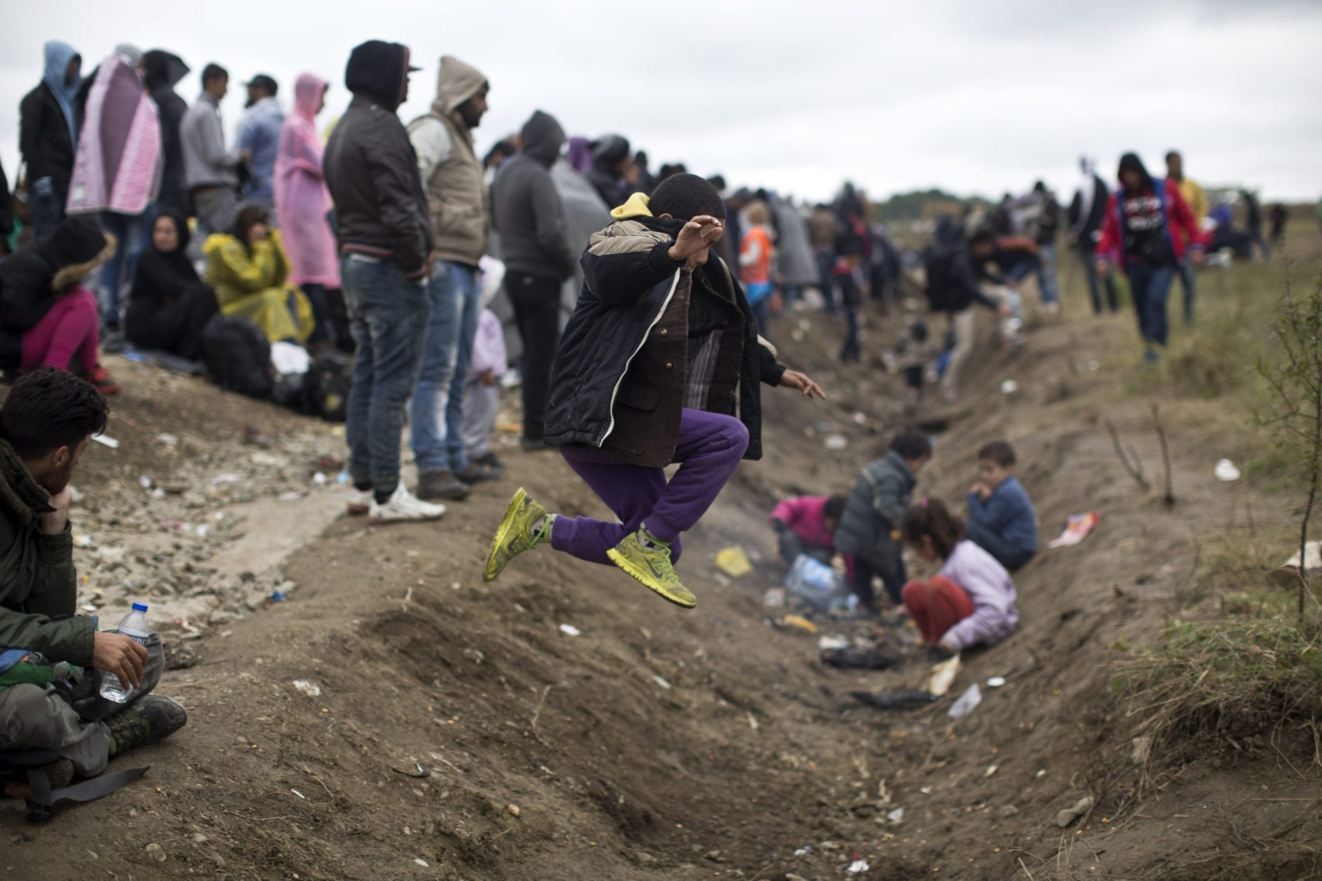 Cerca de 10.000 refugiados entraram sexta-feira na Croácia