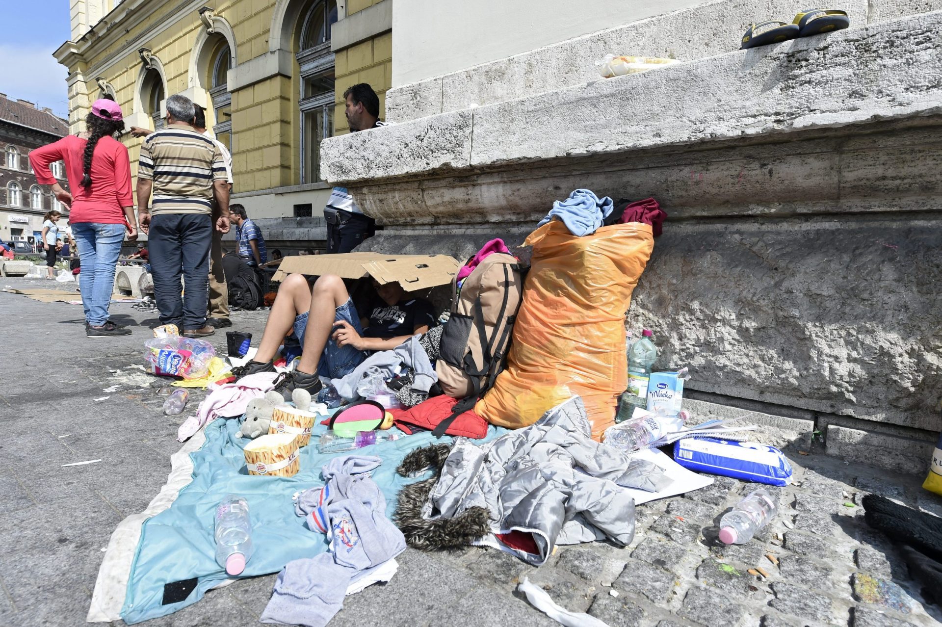 Migrantes recusam abandonar comboio húngaro parado junto a campo de refugiados