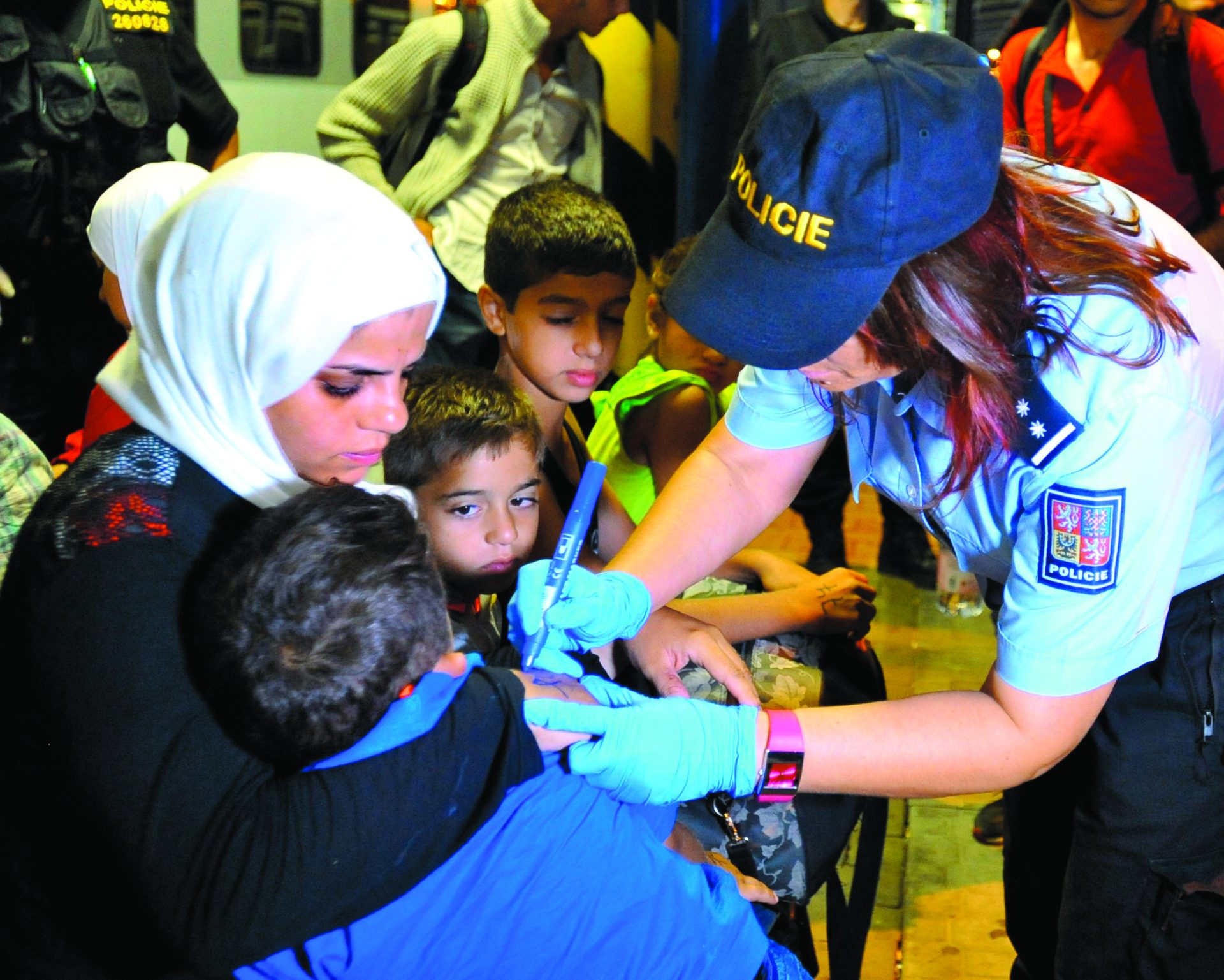 Refugiados. Polícia checa imita Hungria e marca migrantes nos braços