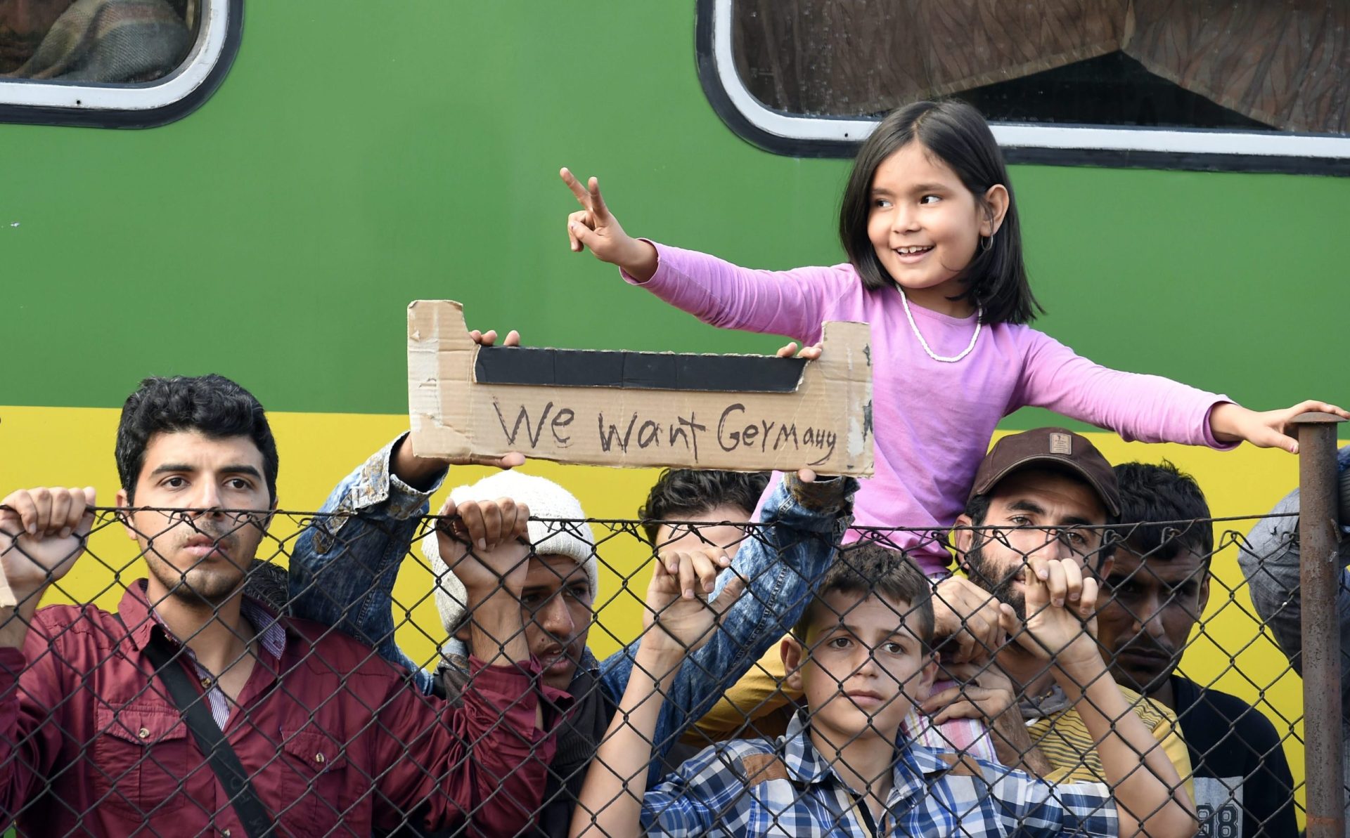 Cerca de 300 migrantes fugiram de campo na Hungria