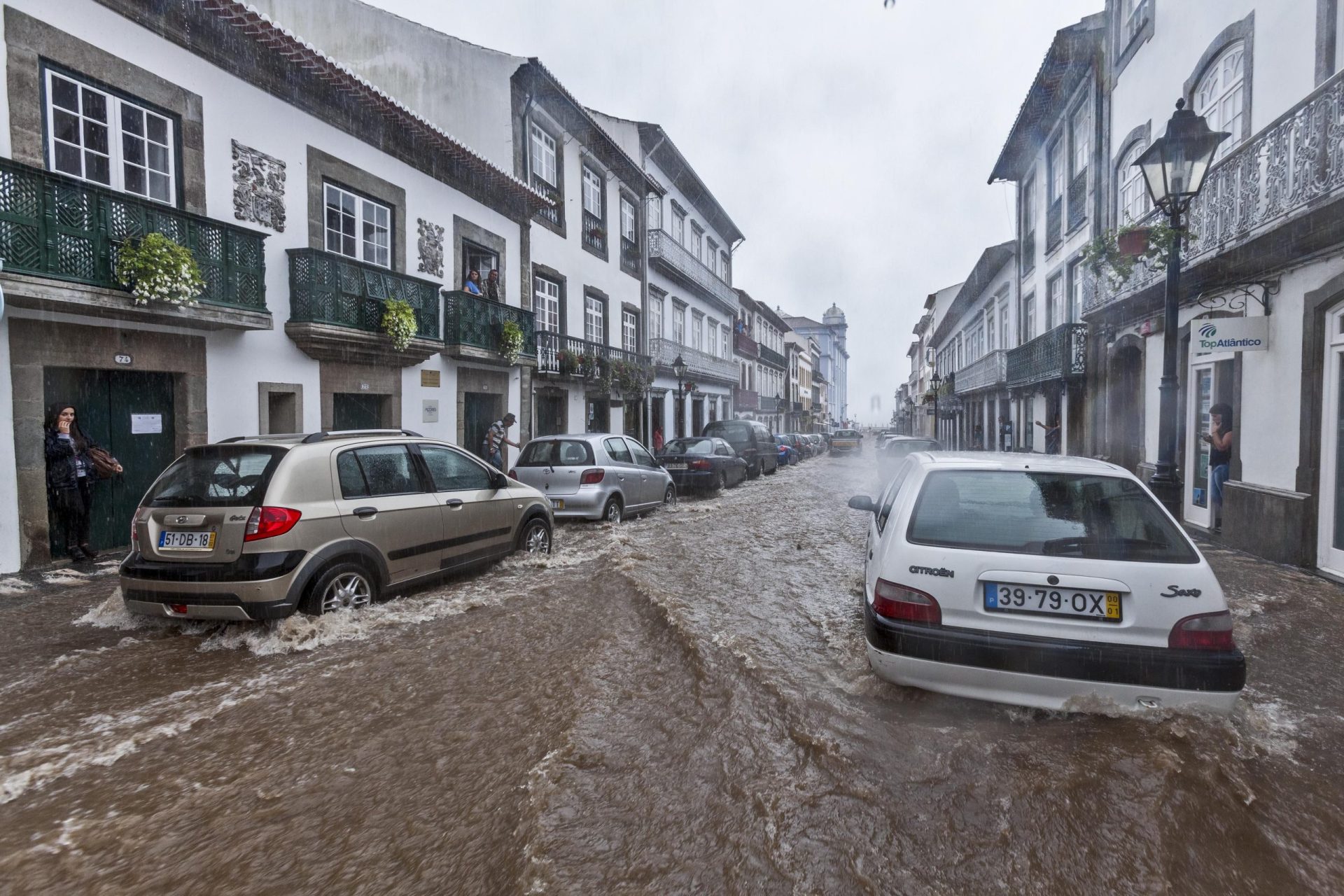 Mau tempo nos Açores. Angra do Heroísmo regressa à normalidade, mas com cautela